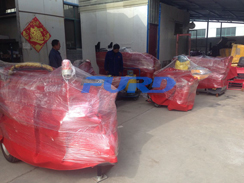 福瑞得機(jī)械座駕壓路機(jī)、大容量灌縫機(jī)，小型灌縫機(jī)包裝完畢準(zhǔn)備發(fā)貨