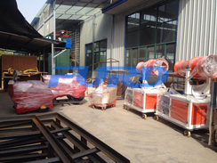 福瑞得機械壓路機、二次結(jié)構(gòu)澆注機、霧炮準(zhǔn)備發(fā)貨