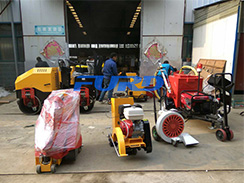 七月，福瑞得灌縫機、灌縫膠等路面養(yǎng)護設備發(fā)貨忙