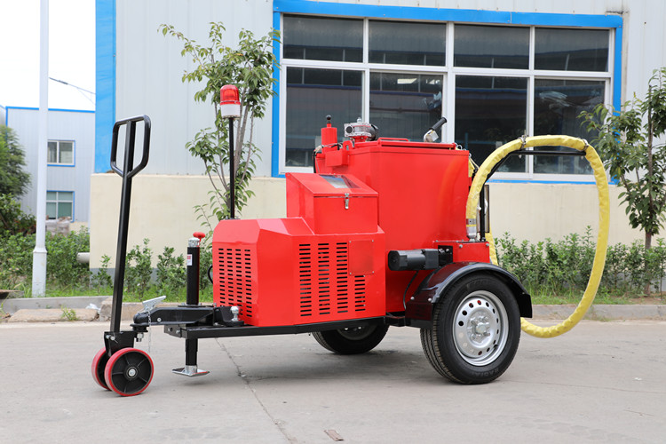 雨季未結(jié)束前，灌縫都是公路養(yǎng)護的主要工作